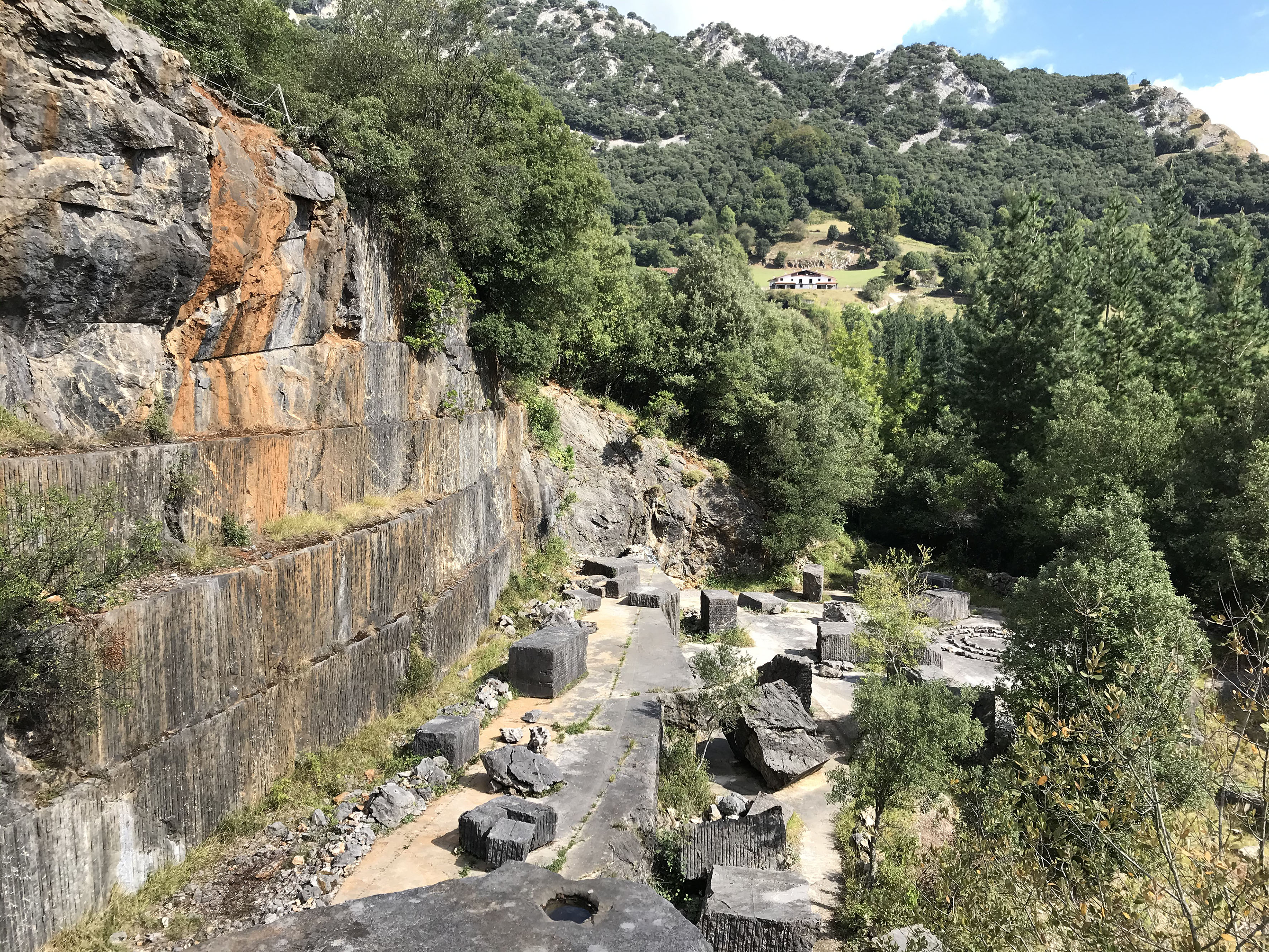 El concierto de Khantoria servirá de acto de inauguración del espacio artístico creado por el escultor Víctor Arrizabalaga en la antigua cantera de Angurreta en el que se llevarán a cabo diferentes actividades culturales.