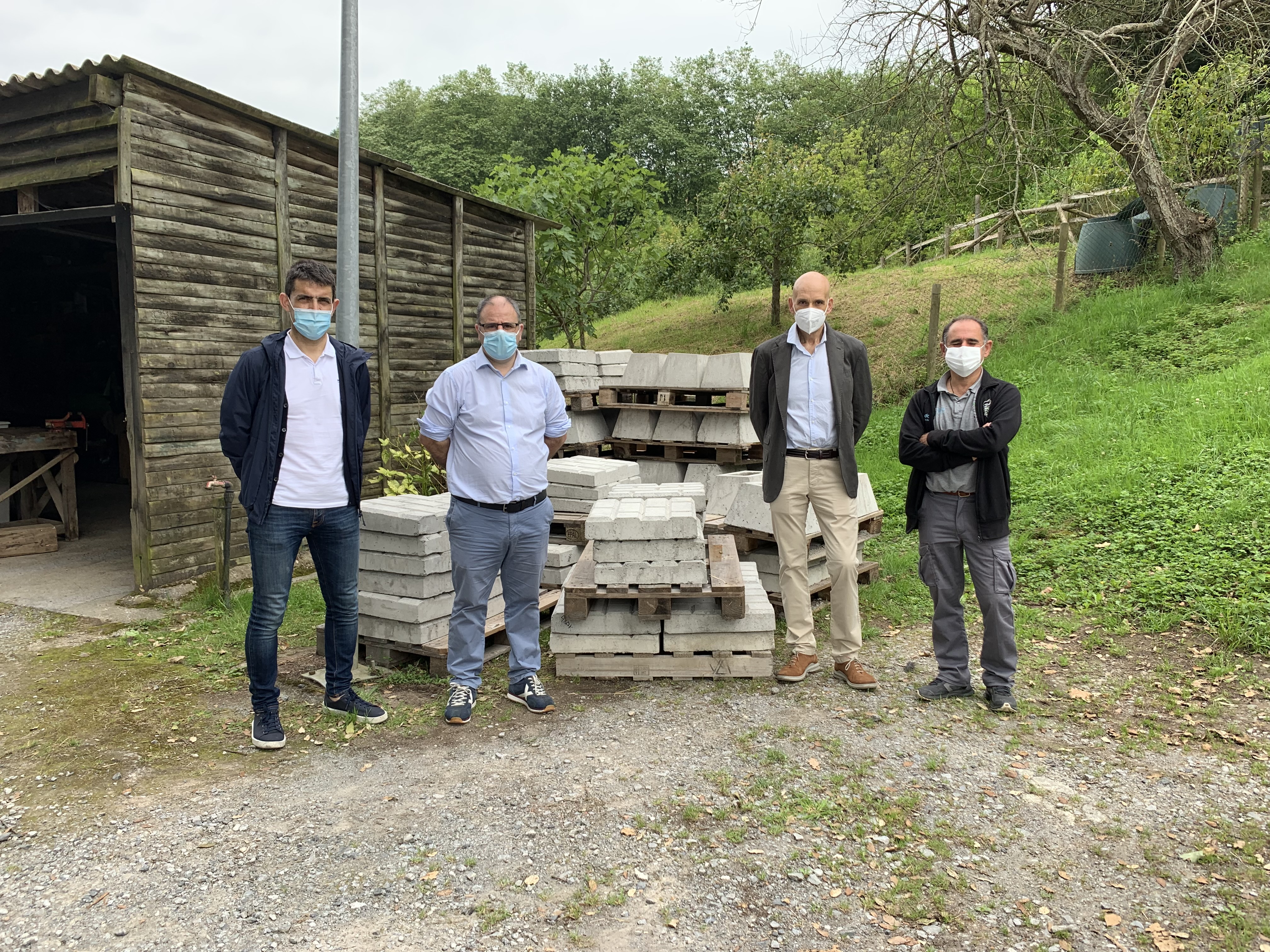 El acto oficial de entrega del material prefabricado de hormigón ha tenido lugar hoy miércoles en las instalaciones de El Karpín con la presencia del presidente de la Mancomunidad de municipios de las Encartaciones, Martín Pérez Garmendia; el responsable comercial de áridos en Vizcaya de Hanson-HeidelbergCement Group, Juanjo Brizuela Antelo y el jefe de área de hormigón de Euskadi de la misma compañía, Jon Azpeitia Ibarrondo.