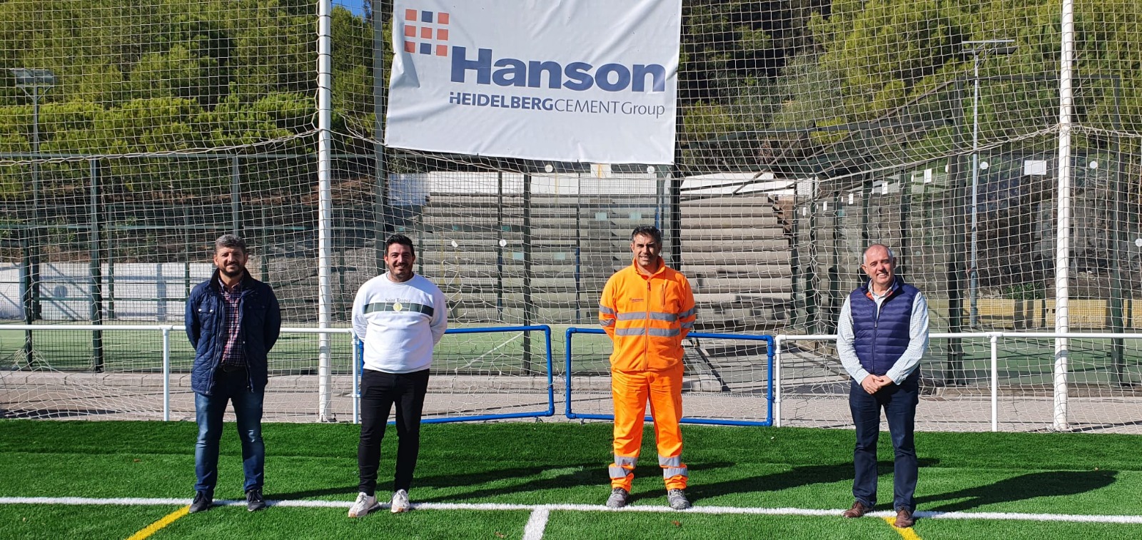 Antonio Miguel Barragán, presidente del Unión Manilva Fútbol Club; Mario Jiménez, alcalde de Manilva; Manuel Gil León, concejal de Deportes de Manilva; y Joaquín Berja, jefe de la cantera de la Utrera de Hanson-HeidelbergCement firman el acuerdo de patrocinio