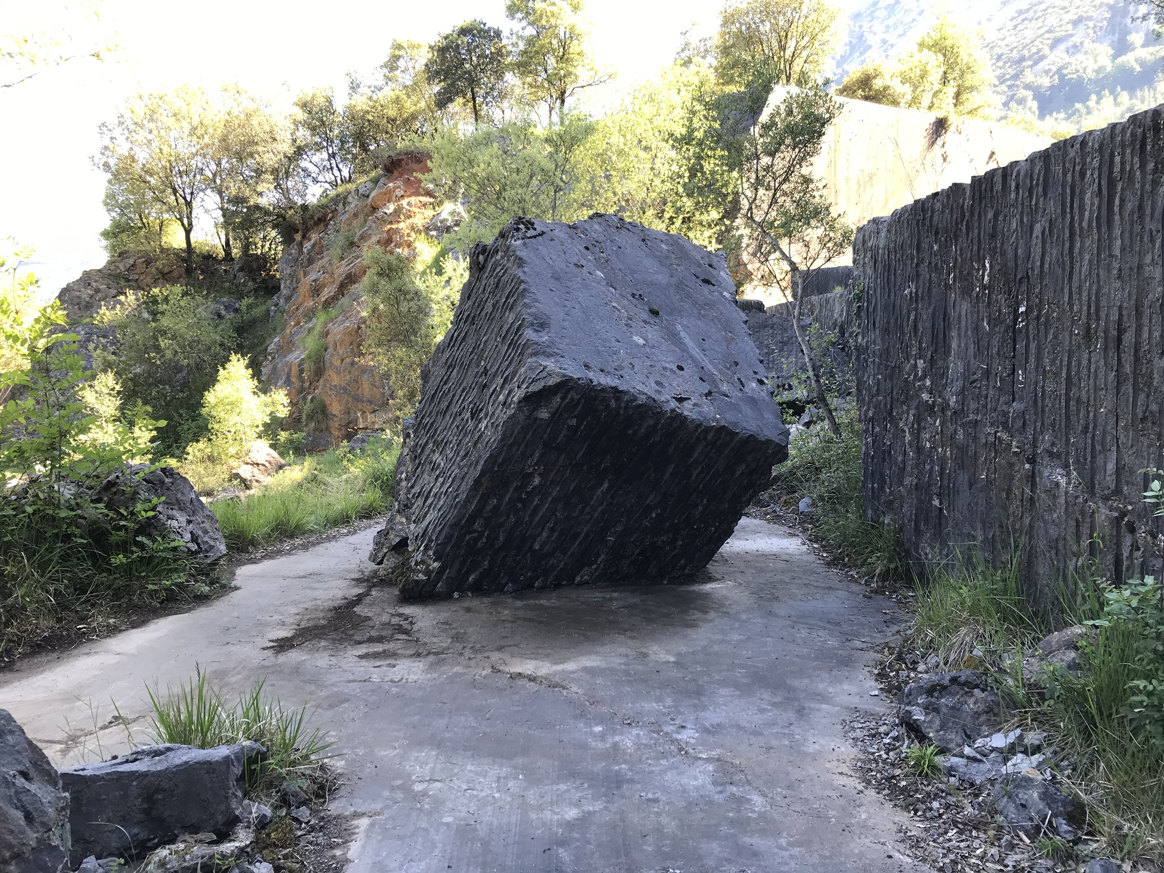 Espacio artístico creado por el escultor Víctor Arrizabalaga en la antigua cantera de Angurreta en el que se llevarán a cabo diferentes actividades culturales.