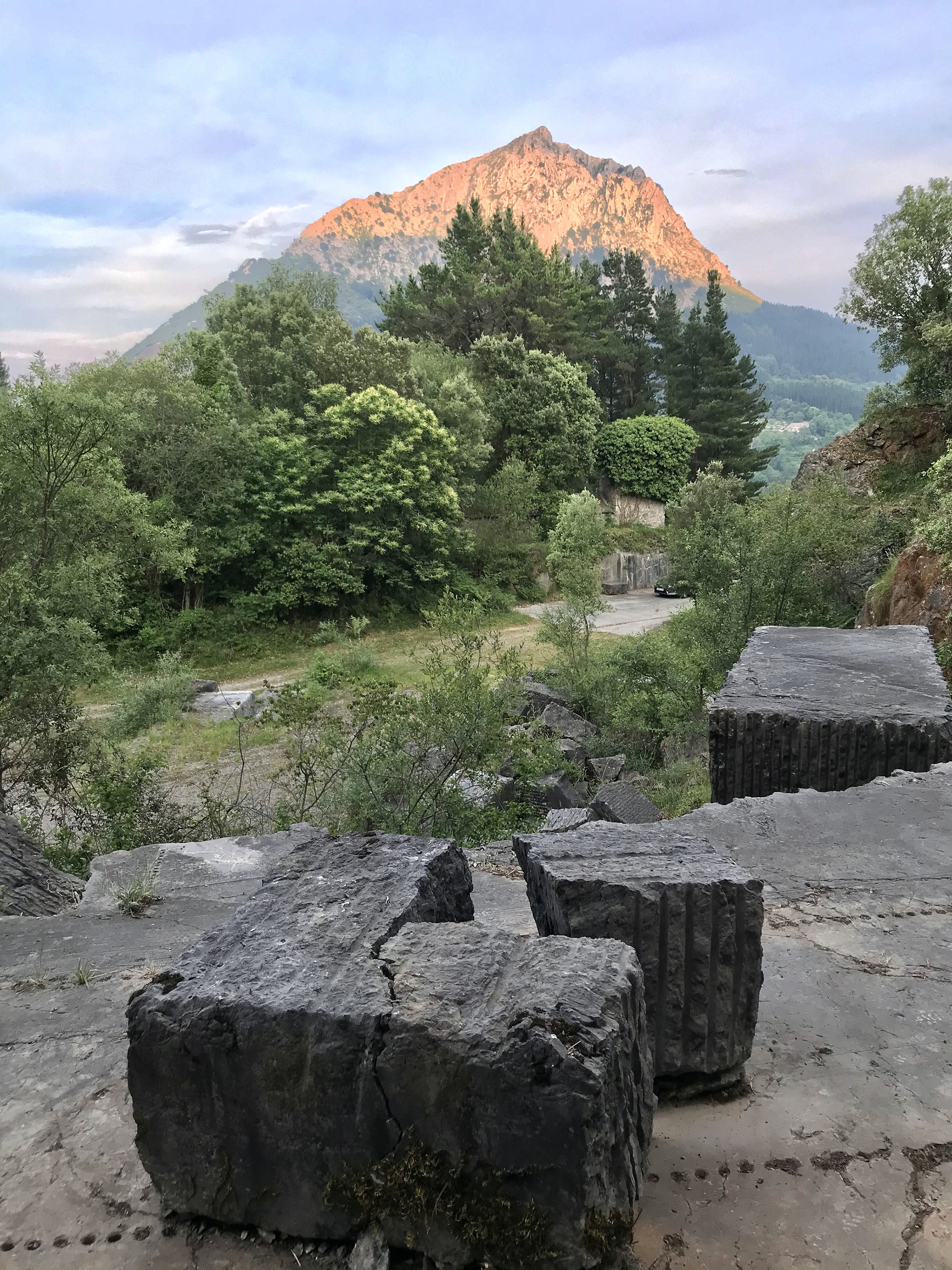 Espacio artístico creado por el escultor Víctor Arrizabalaga en la antigua cantera de Angurreta en el que se llevarán a cabo diferentes actividades culturales.