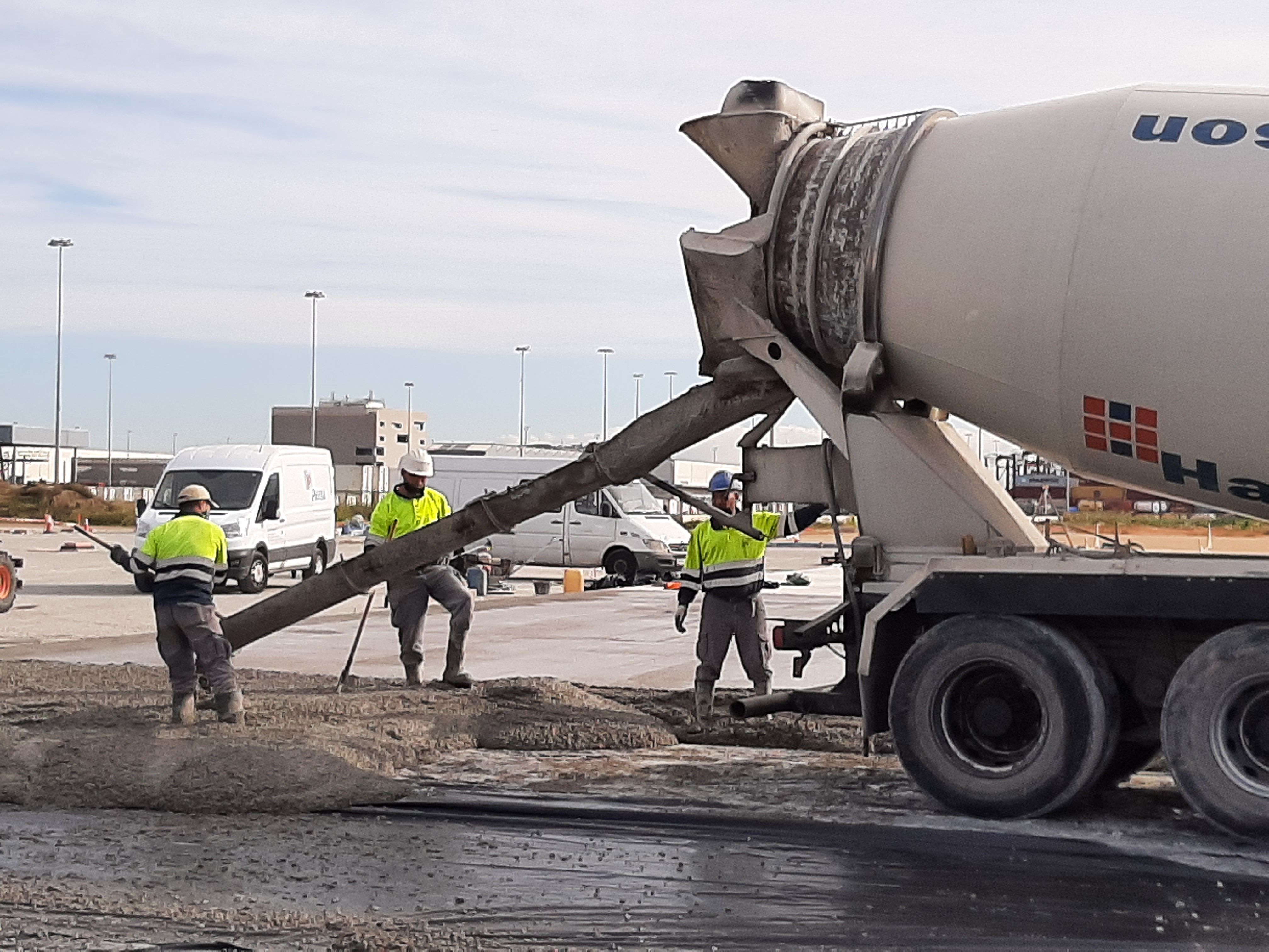 Más de 2.000 m3 de nuestro hormigón H-FIBRA han sido empleados en la pavimentación de la zona portuaria DeltaDepot, destinada al depósito y gestión de contenedores marítimos en la zona de mercancías del Puerto de Barcelona.