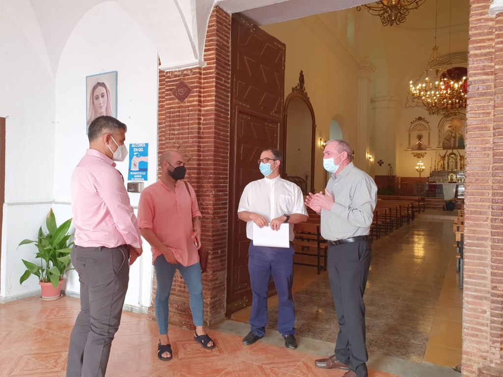 El alcalde, Pepe Carrasco, y el párroco de Casares, José Antonio Melgar, han visitado esta semana, junto a Joaquín Berja, director facultativo de la cantera propiedad de Hanson-HeidelbergCement Group, la iglesia de la Encarnación con el objetivo de dar a conocer el plan para la renovación de la solería de la iglesia.